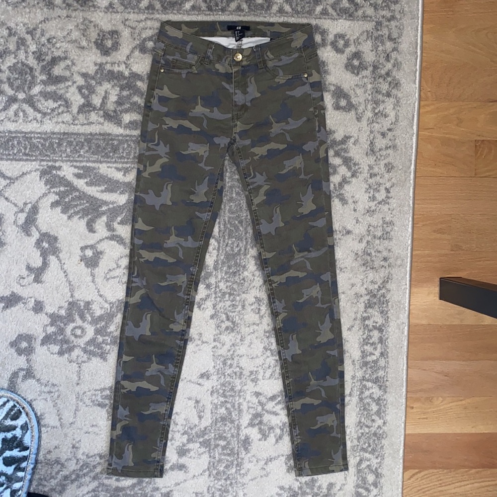 H&M Low-Rise Camo Skinny Pants